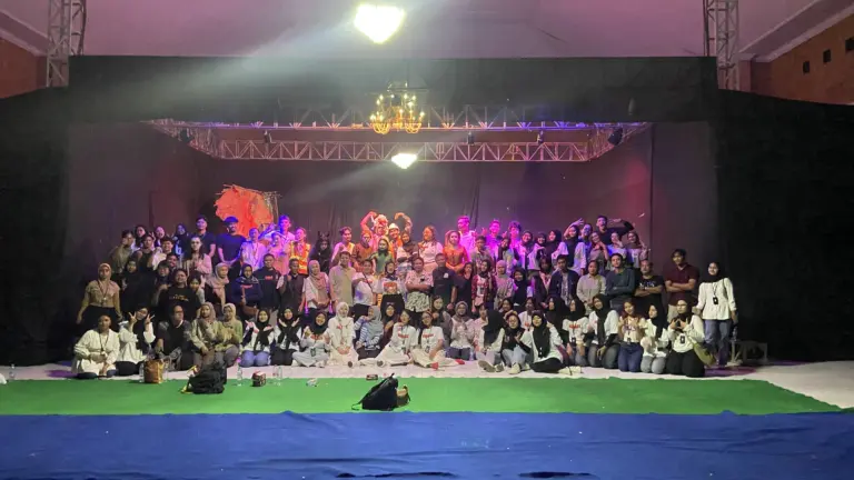 Foto Bersama Pementasan Teater "Dhemit" oleh Aksara Giandra